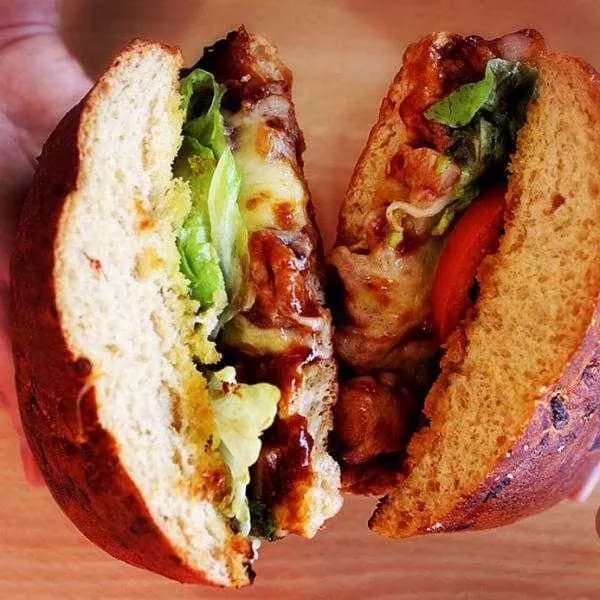 Torta de Milanesa de Cerdo con Chorizo y Quesillo