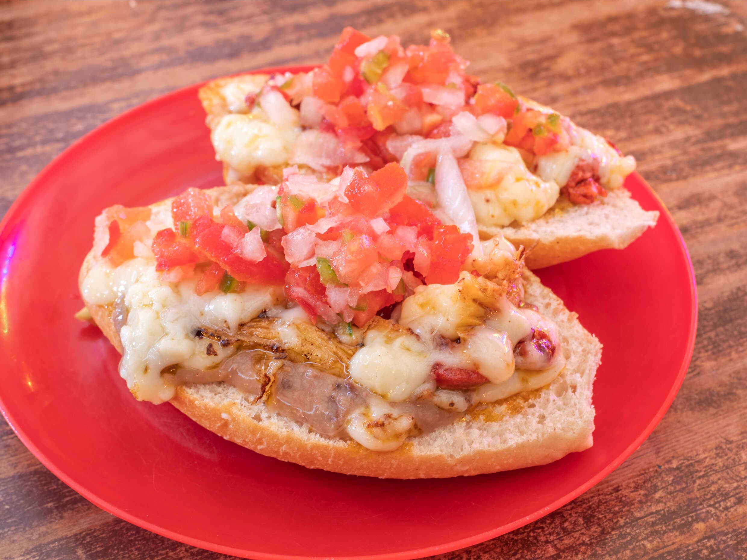 Molletes con Chorizo