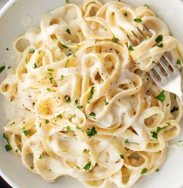 Pasta a la Crema con Bebida