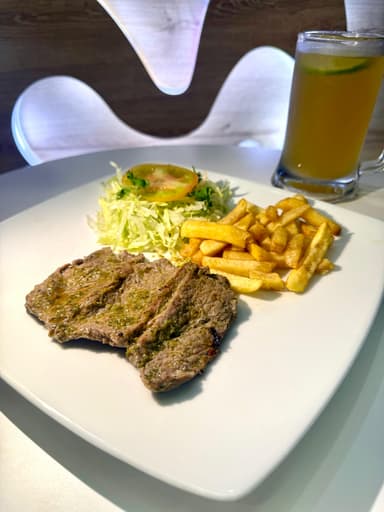 Res a la Plancha con Ensalada, Papitas y Guandolo