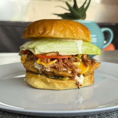 Hamburguesa Pollo Frito con Papas a la Francesa