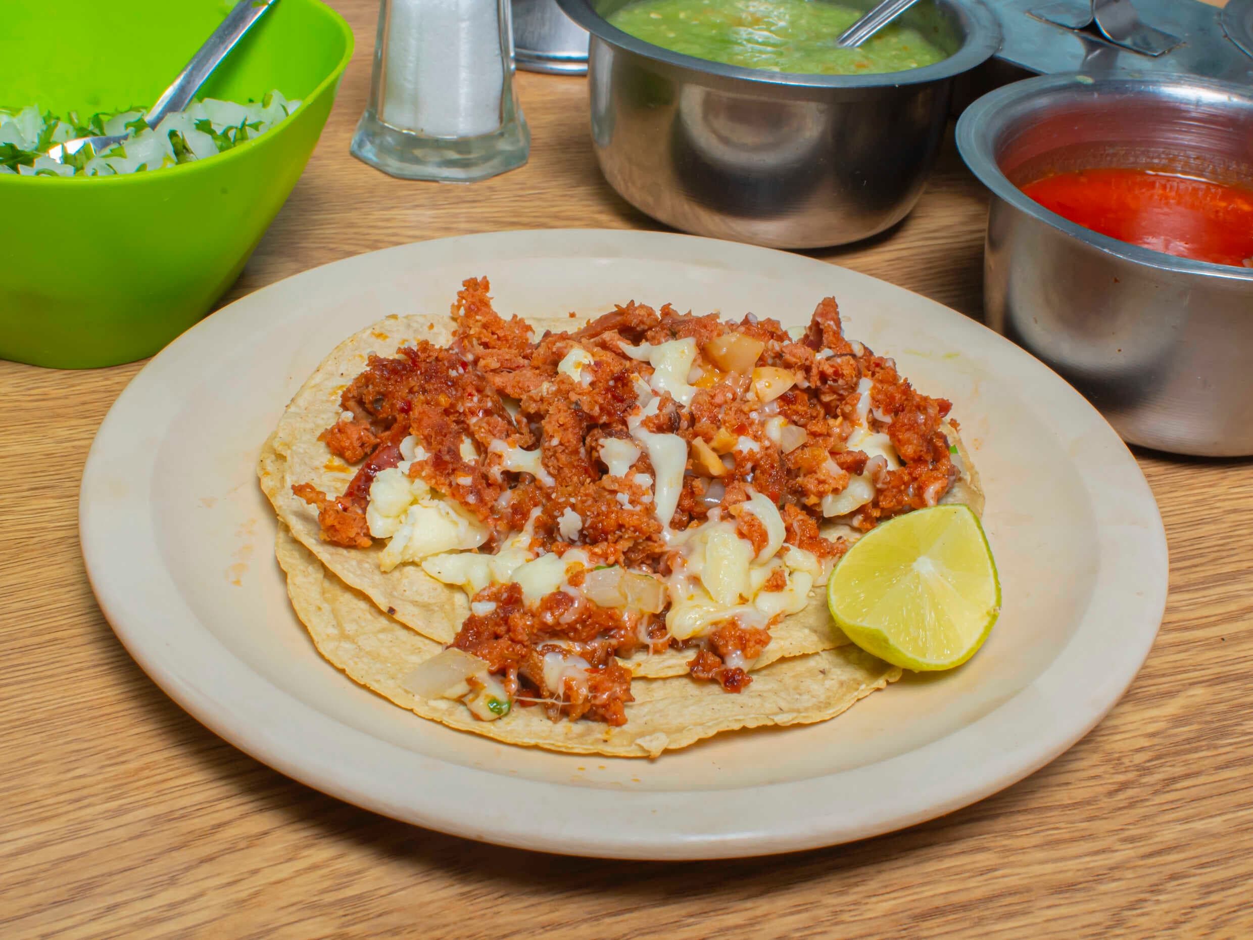 Taco de Chorizo con Queso