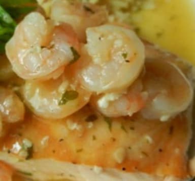Salmón en salsa de camarones.