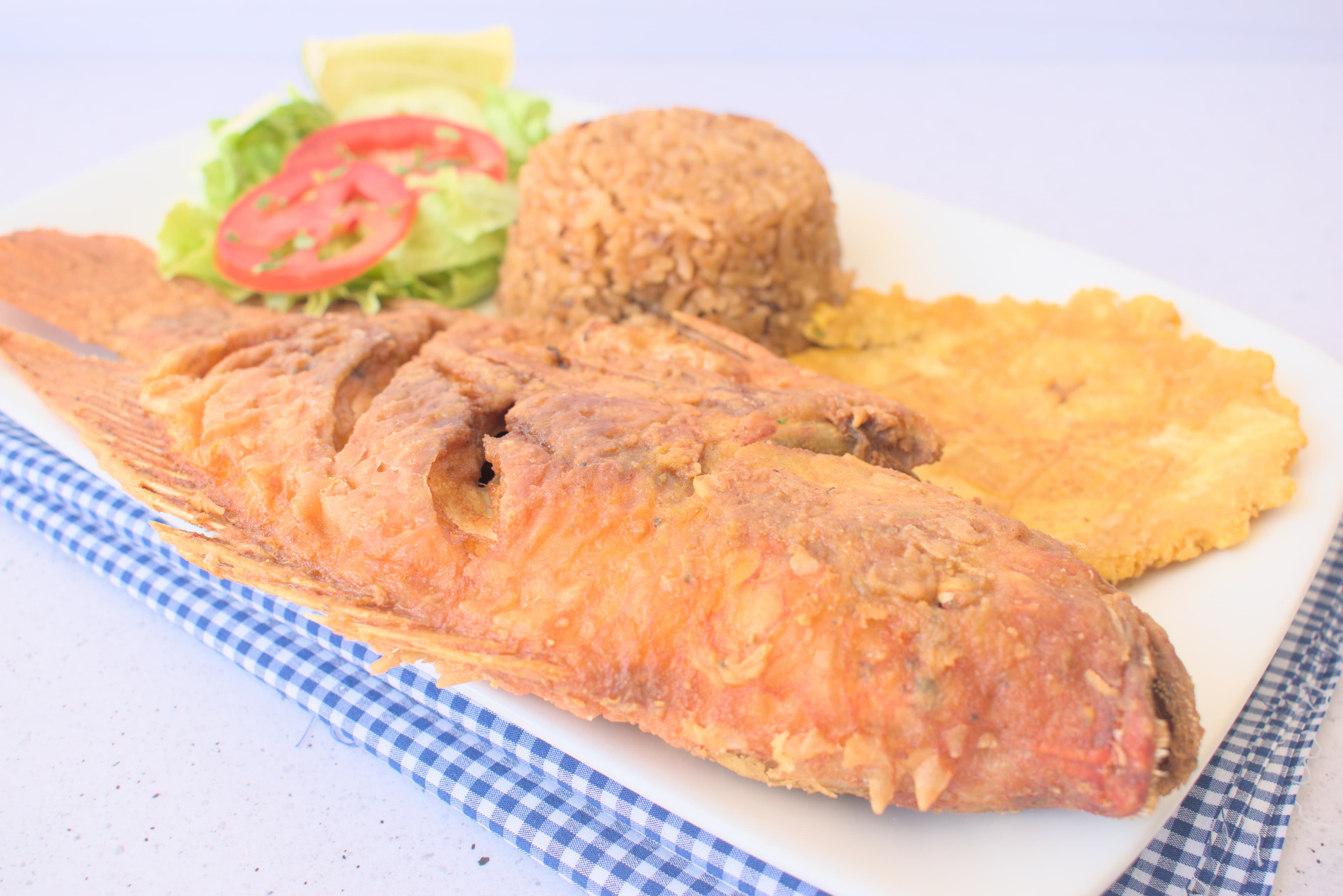 Almuerzo del Dia Con Pescado y Bebida