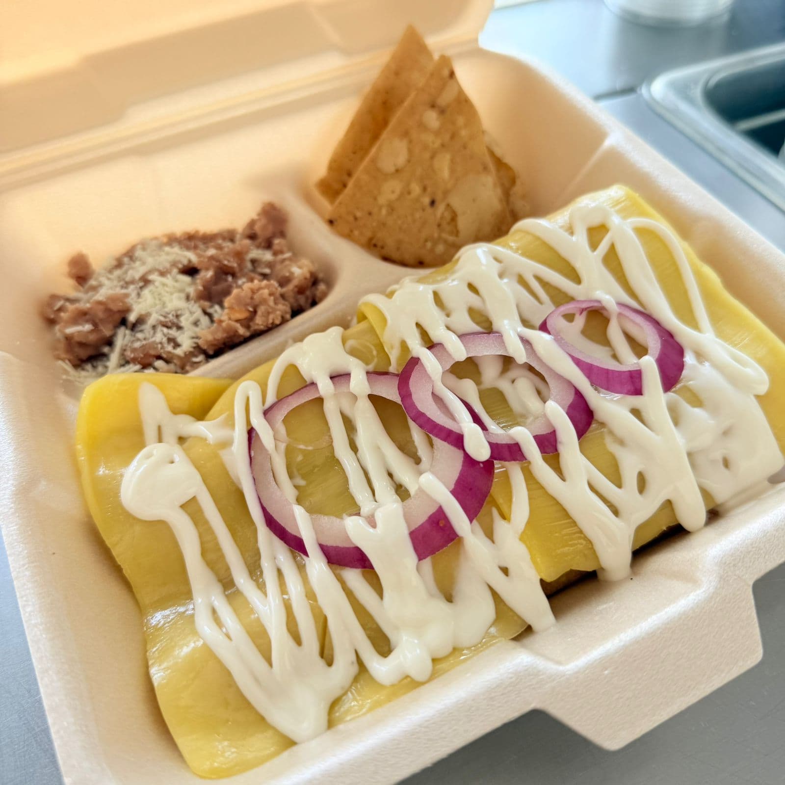 3 Pzas de Enchiladas Suizas + Frijoles + totopos