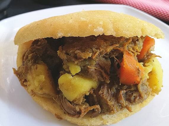 3 Arepa Carne Guisada