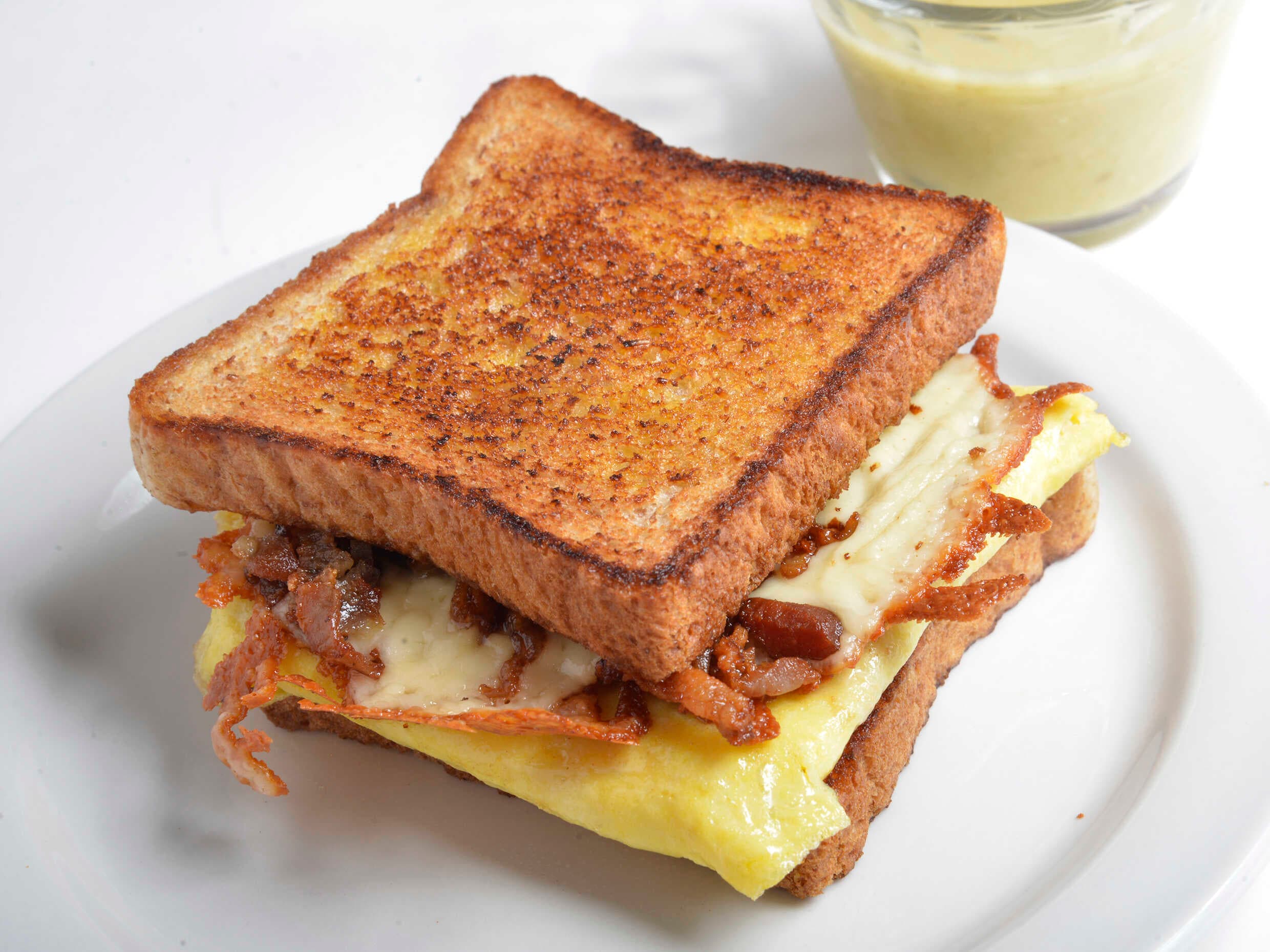 Sándwich Huevo, Tocino y Queso