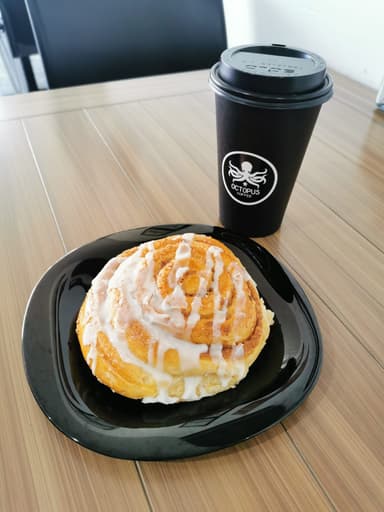 Rollo de canela y moka obscuro caliente