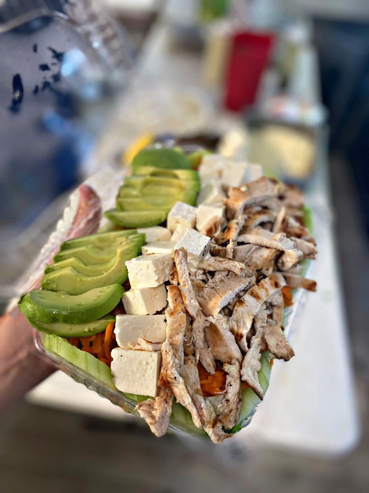 Ensalada aguacate panela y pollo