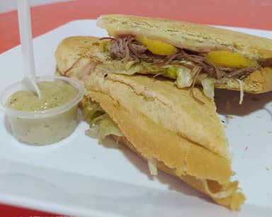 Sándwich de Ropa Vieja con Maduritos