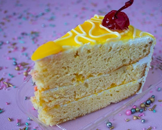 Rebanada de Mango con Queso Philadelphia.