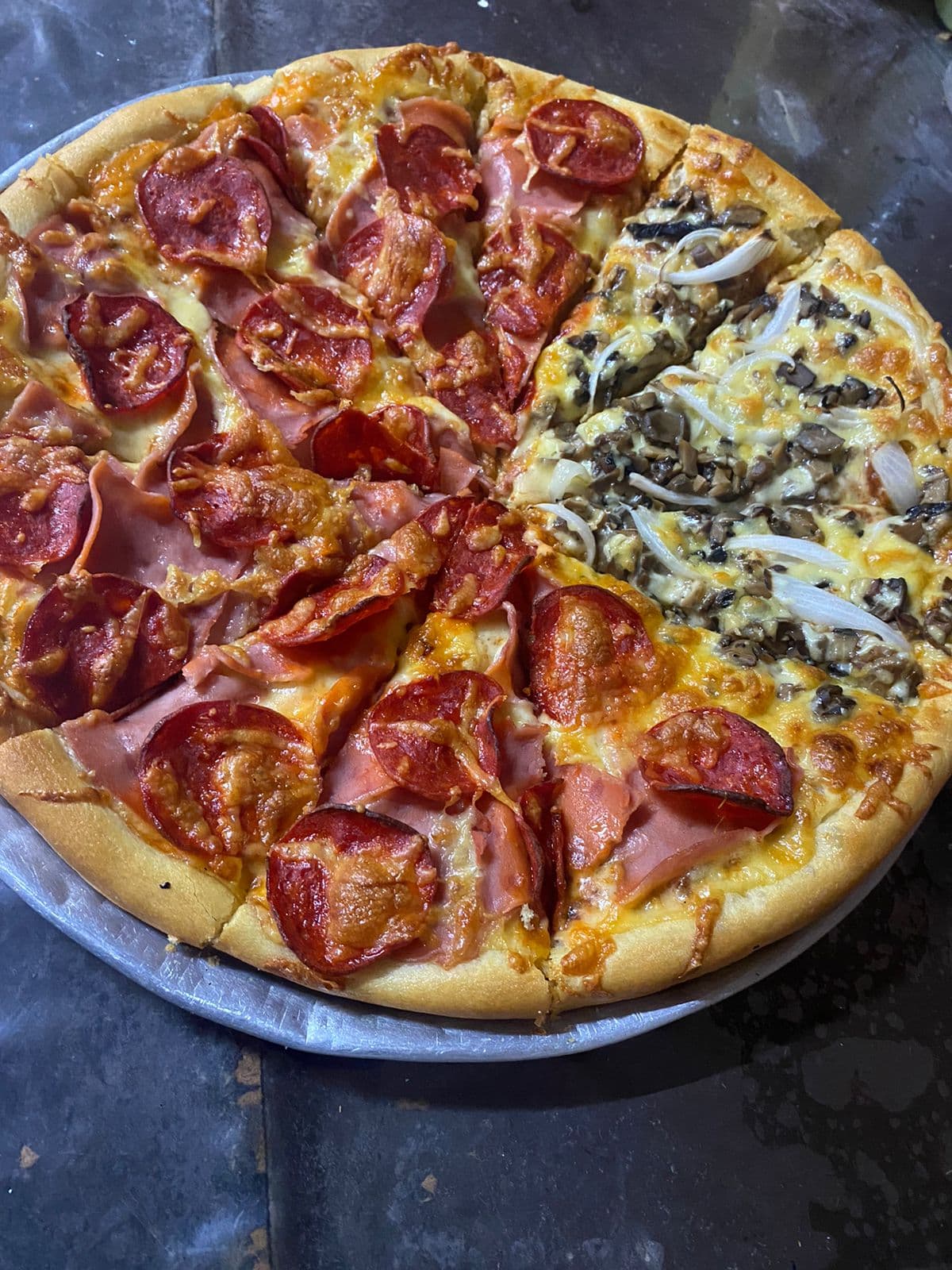 Pizza peperoni jamón champiñón