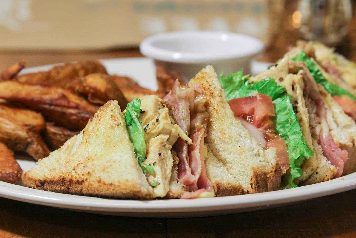 Combo Club Sándwich + Molletes con Carne Asada