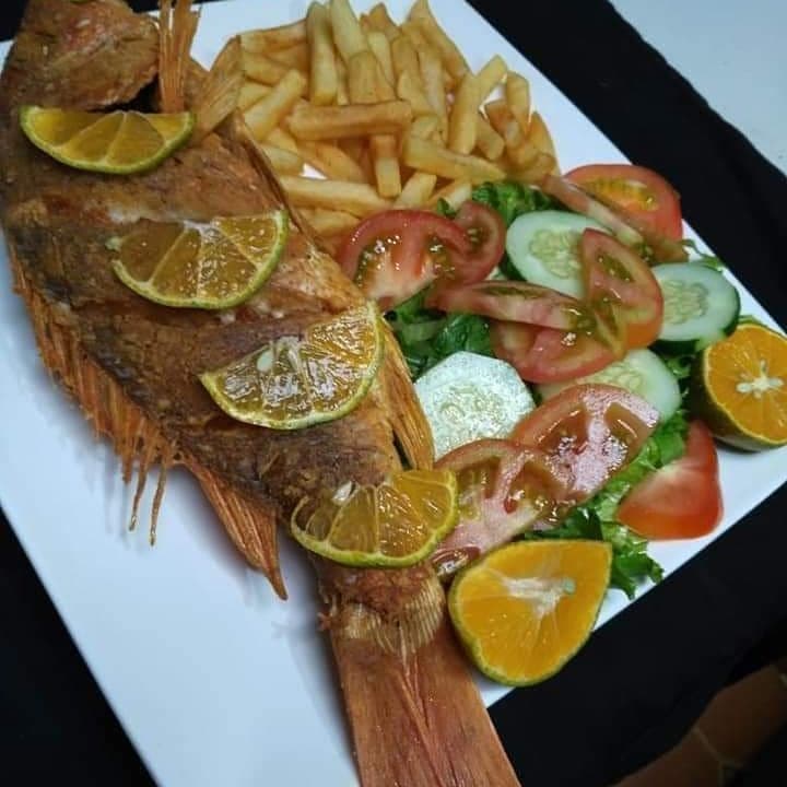 Pescado Frito Entero con papá frita