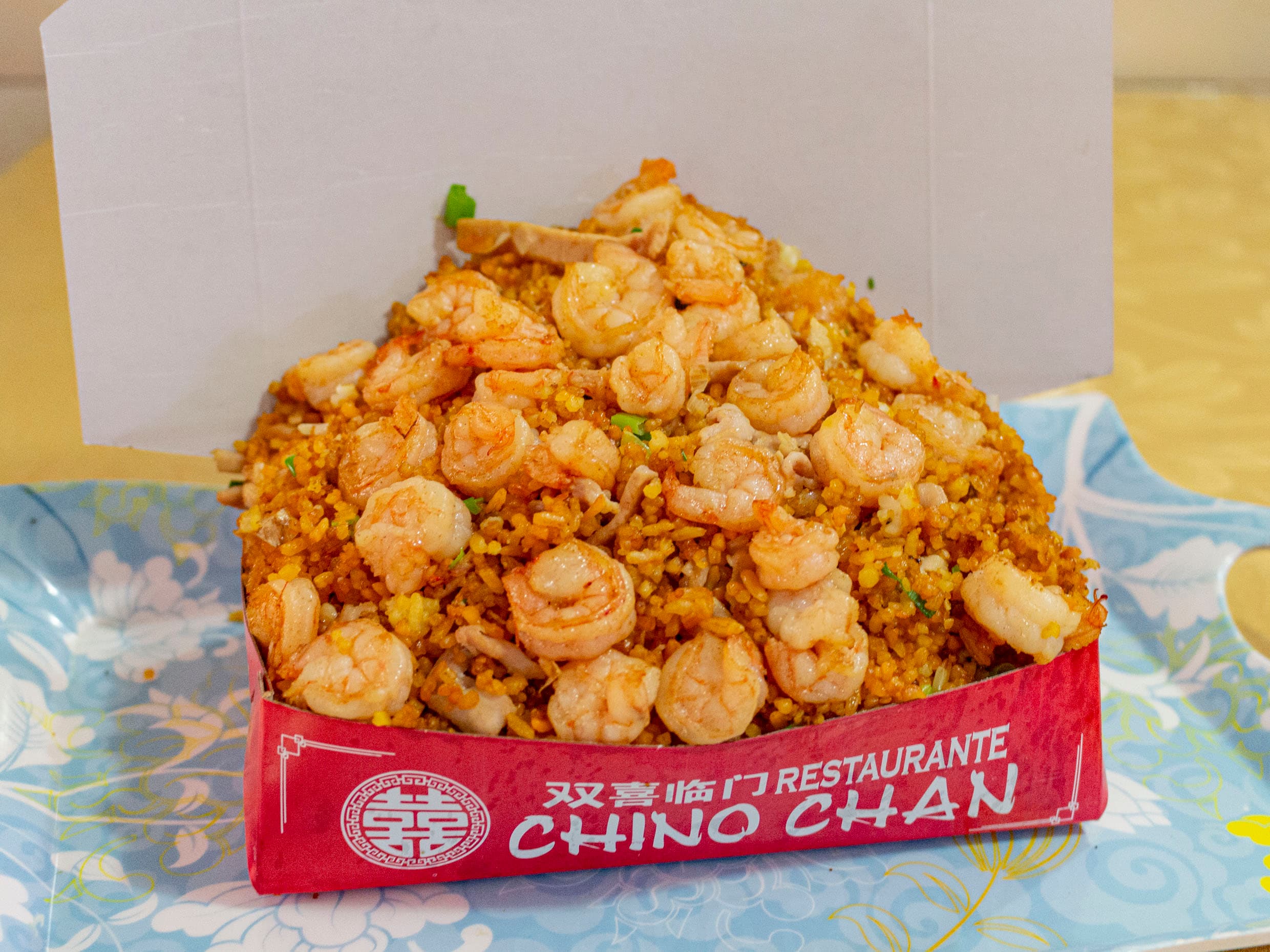 Arroz chino con camarones mediano