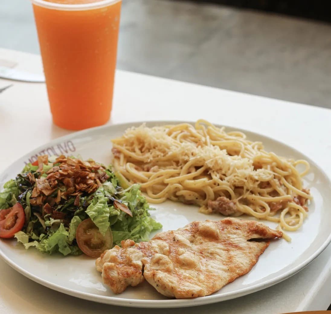Arma tu plato con pollo + Jugo de Mango