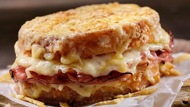 Sándwich Especial  + POSTRE SORPRESA