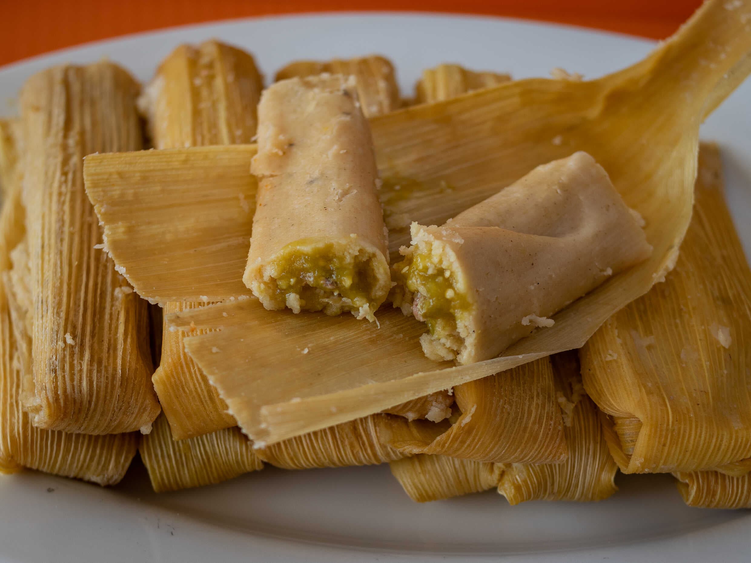 Combo - Docena De Tamales De Pollo En Salsa Verde