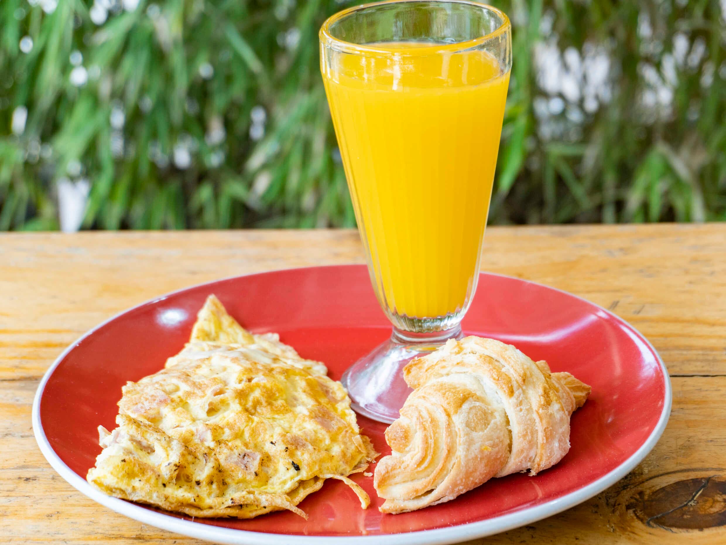 Combo Omelette Maduro y Tocineta + Jugo de Naranja