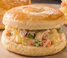 Bisquets con Ensalada de Atún