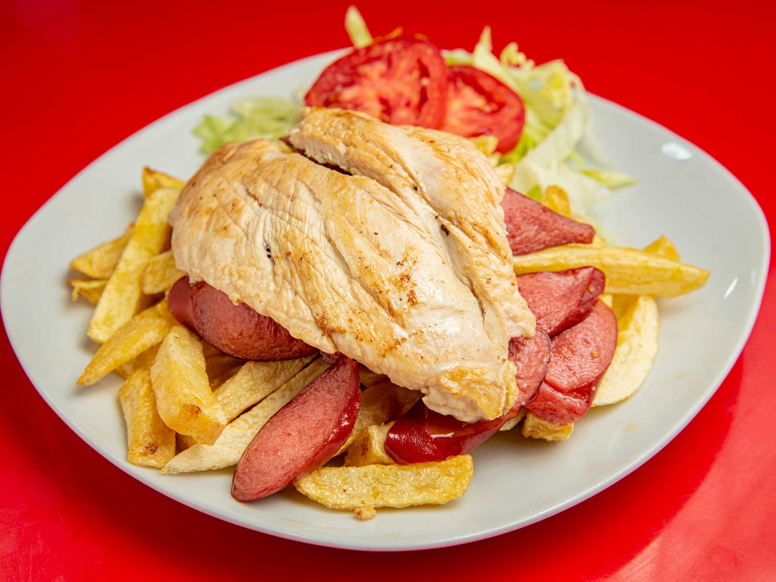 Salchipapa con Filete