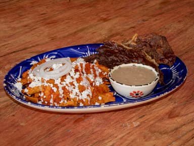 Chilaquiles con cecina o pollo