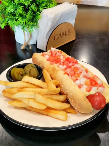 Hot Dog Clásico con Papas y Agua de Jamaica