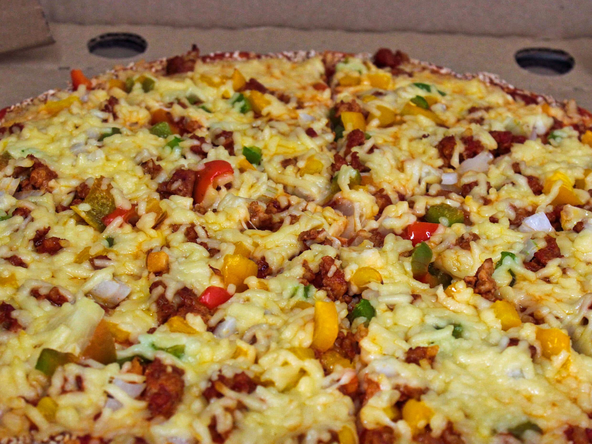 Pizza grande mitad Hawaiana-mexicana