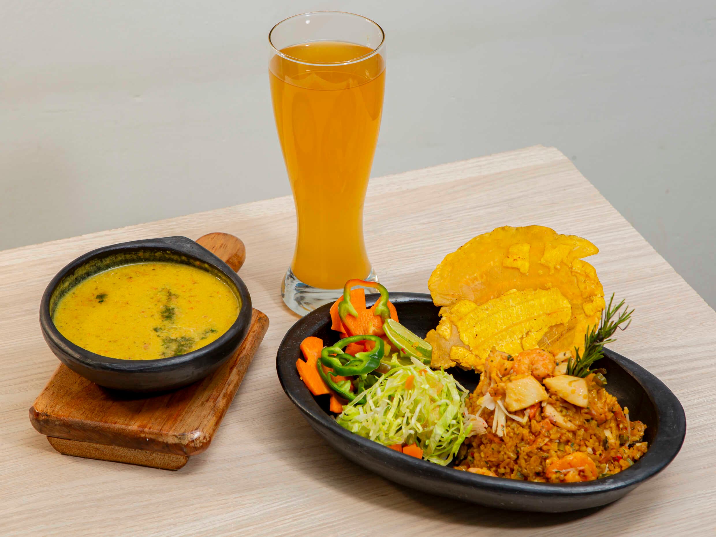 Arroz Endiablado Con Sancocho de Pescado