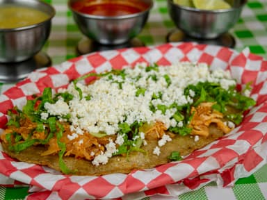 Huarache de tinga de pollo