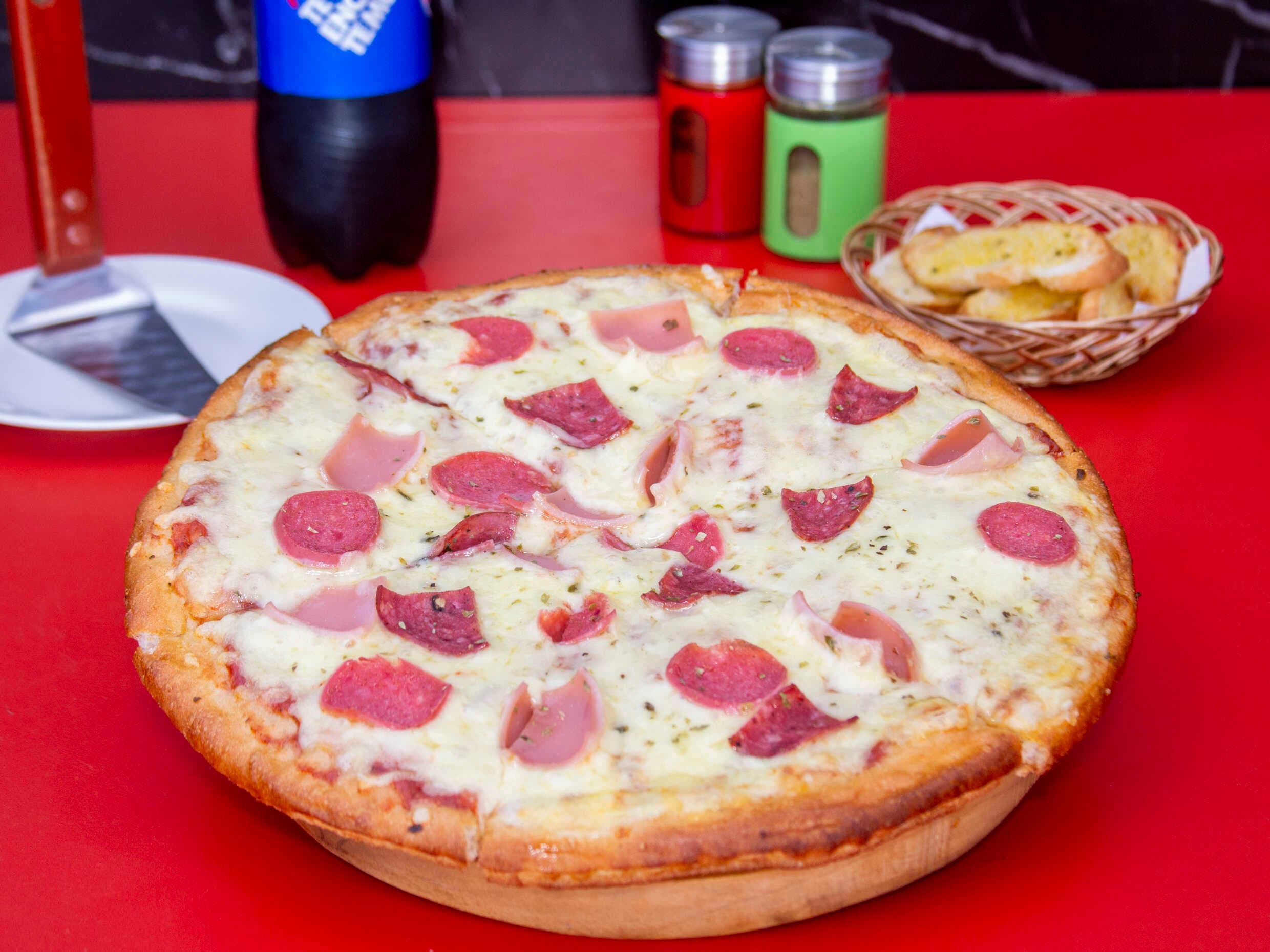 Pizza Romana Familiar, Panes al Ajo y Gaseosa
