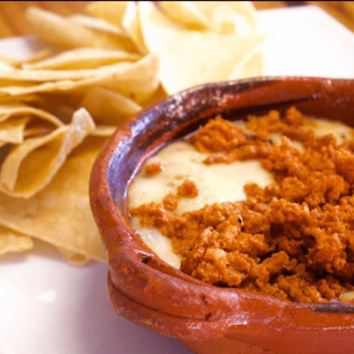 QUESO FUNDIDO CON CHORIZO