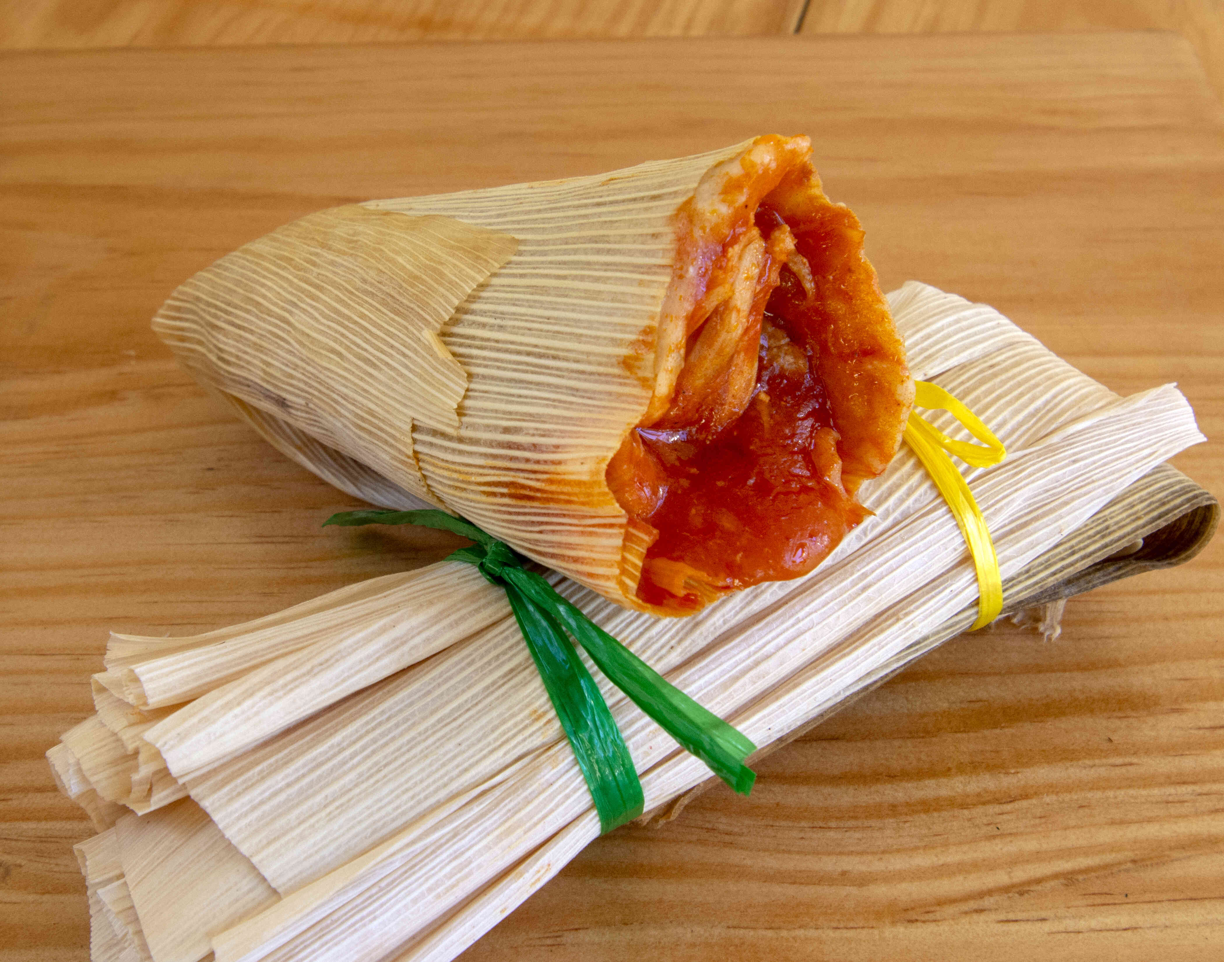 Tamal de Pollo en Salsa Roja