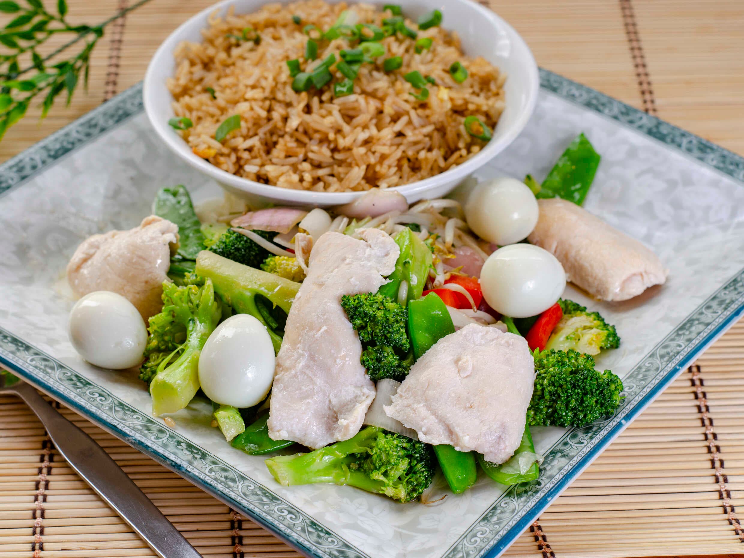 Pollo con Verduras y Huevito de Codorniz
