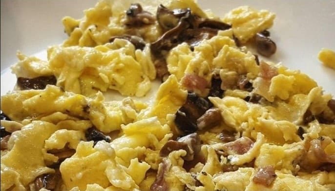 Huevos con cecina