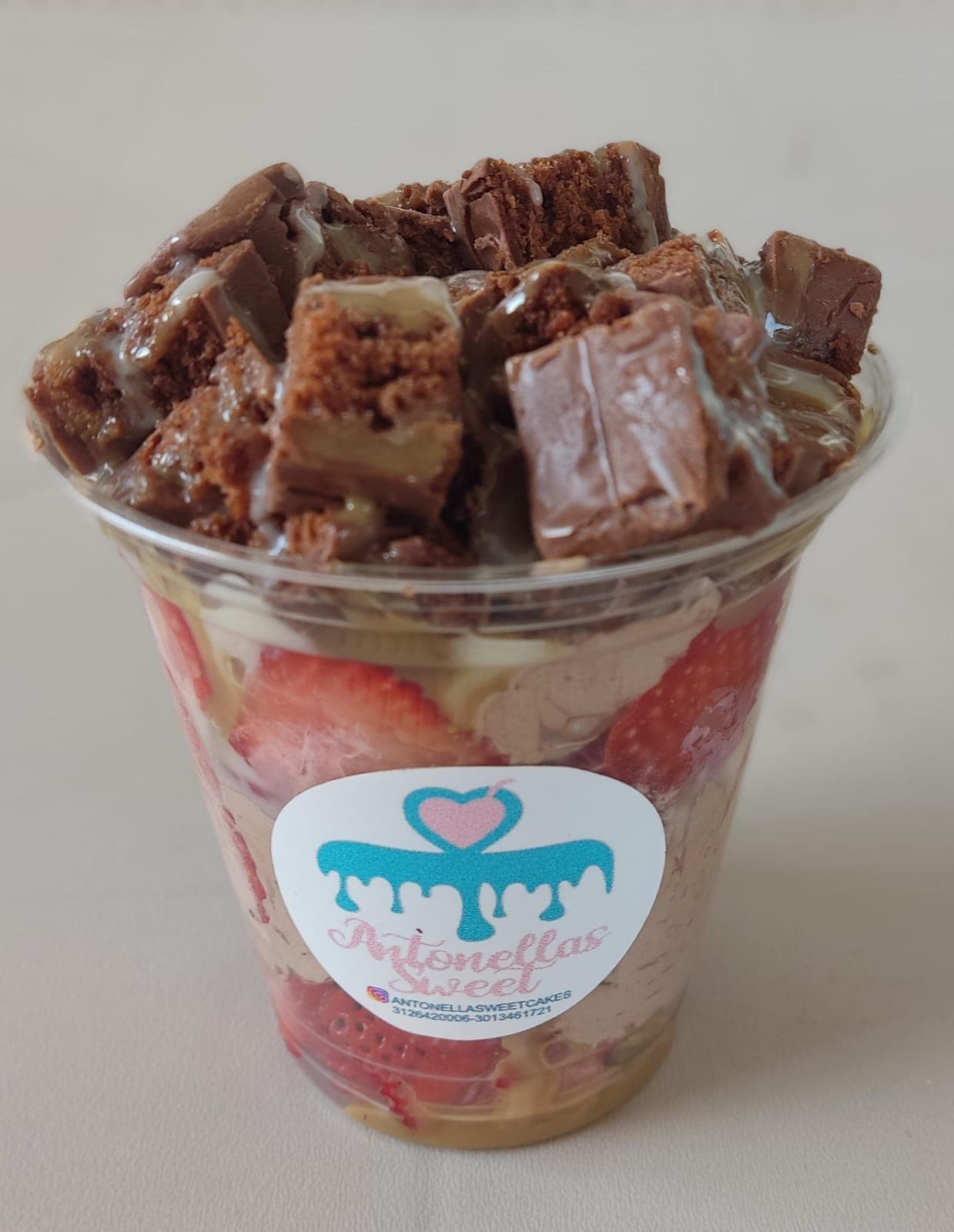 Fresas con Chocorema MILO y Brownie