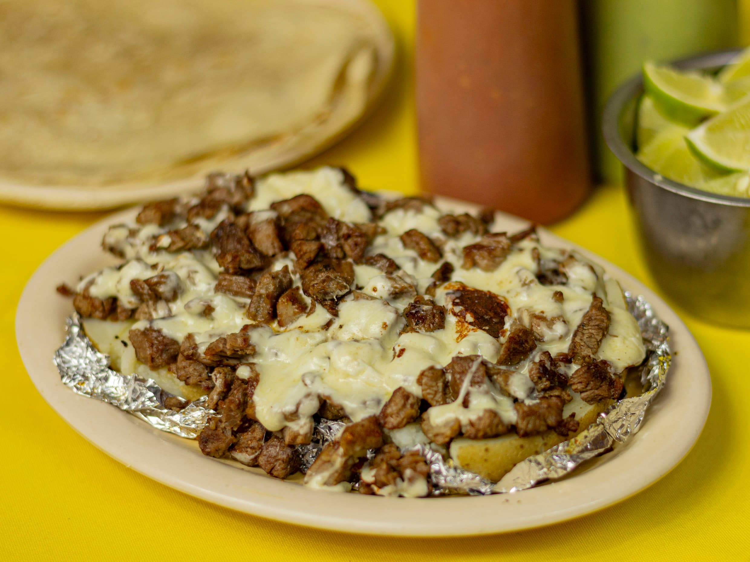 Papa con Arrachera y Queso