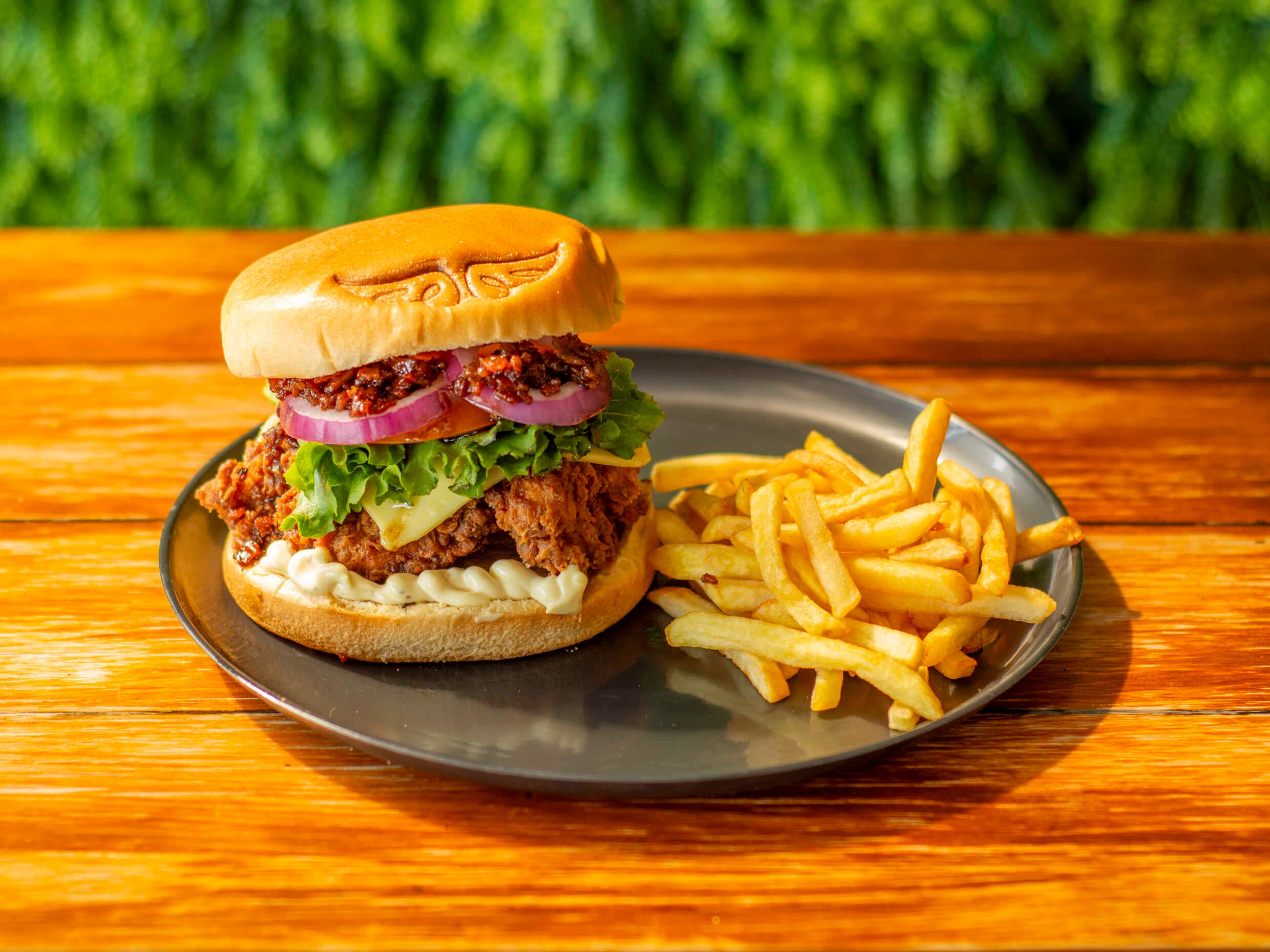 Hamburguesa Pollo Crunchy Con Papas
