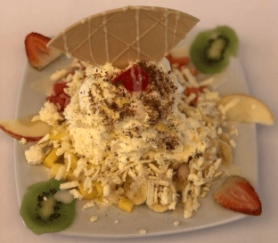 Ensalada de frutas pequeña.