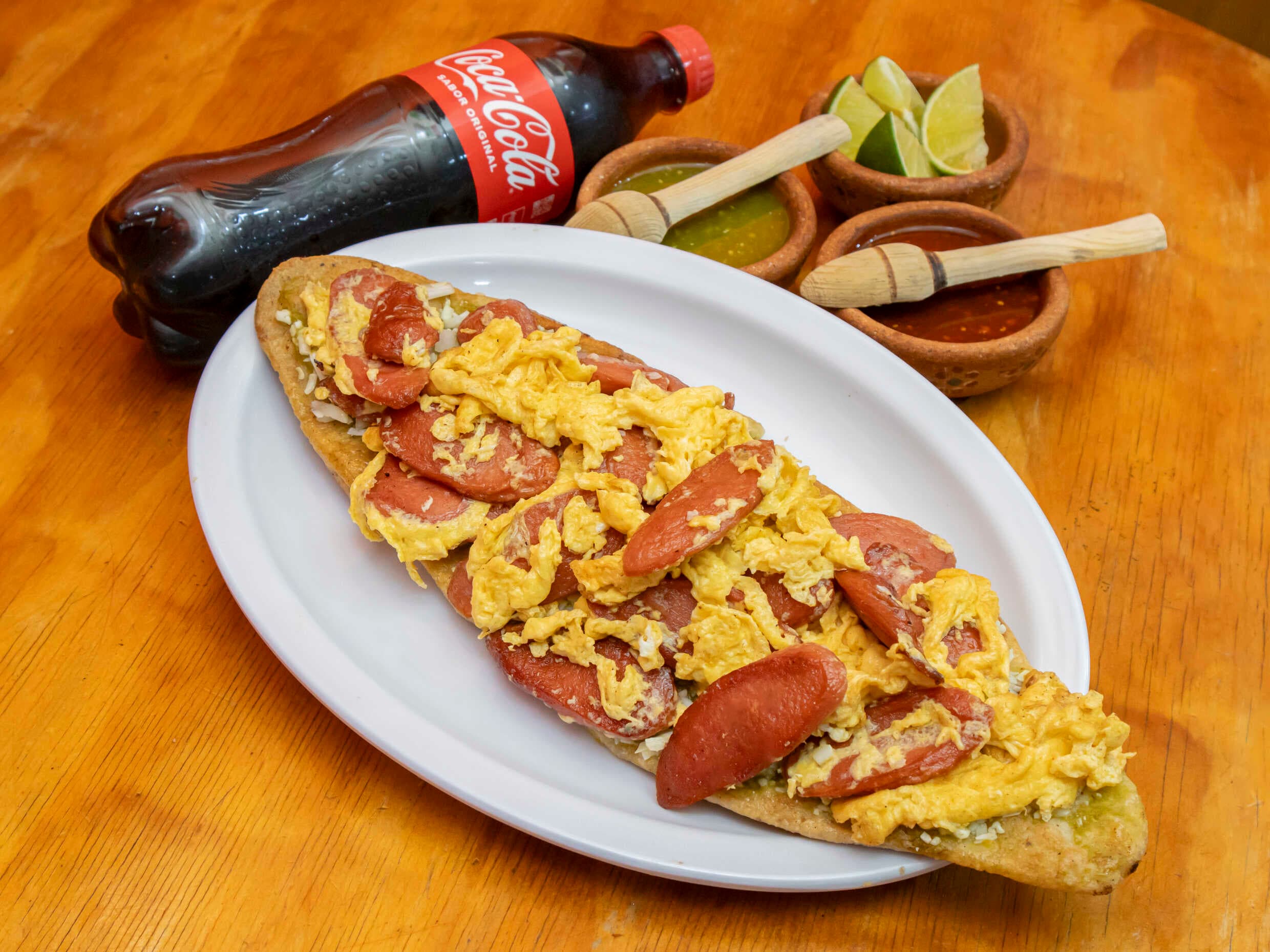 Huarache de Huevo con Salchicha