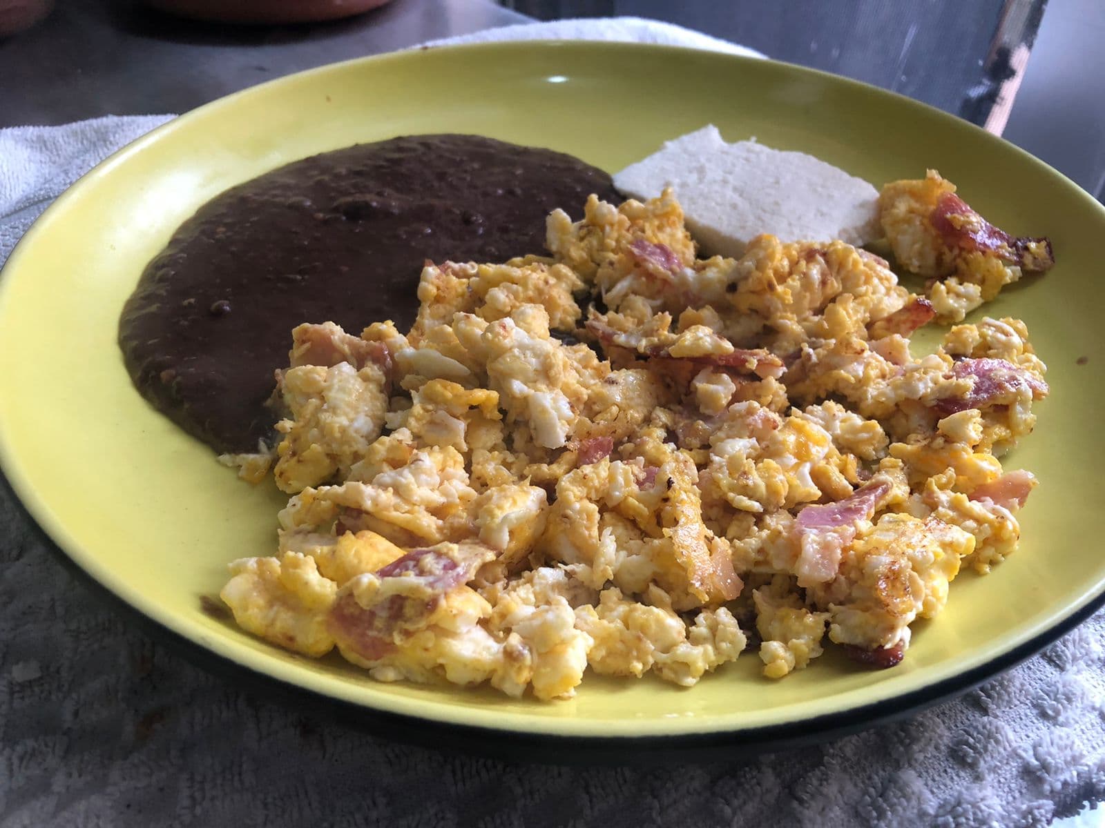 Huevos con tocino