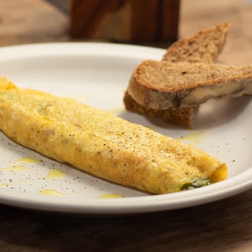 Omelette de Tres Quesos con Pesto