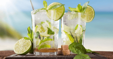 Agua de Yerbabuena con Limon