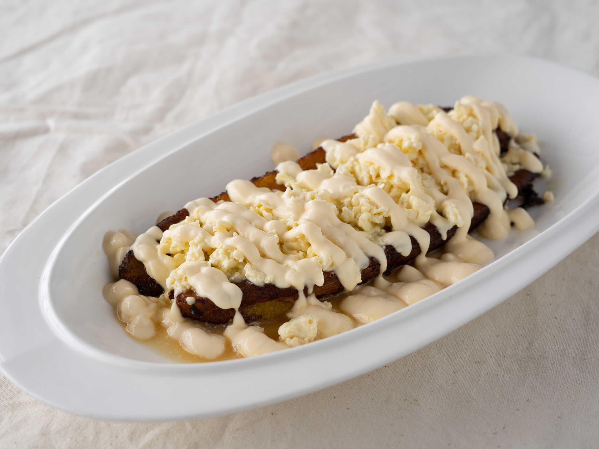 Plátano maduro con queso y natilla