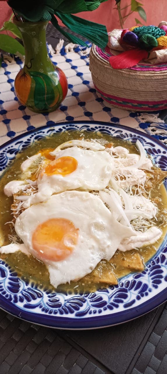 Chilaquiles en Salsa Roja o Verde con Huevos