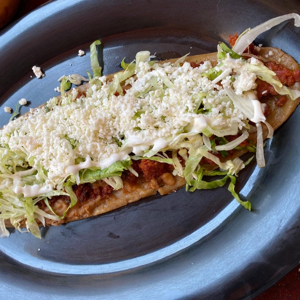 Huarache de Chicharrón Prensado