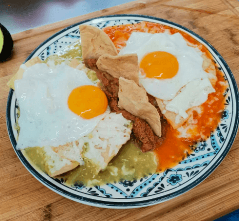 CHILAQUILES CON QUESO DIVORCIADOS
