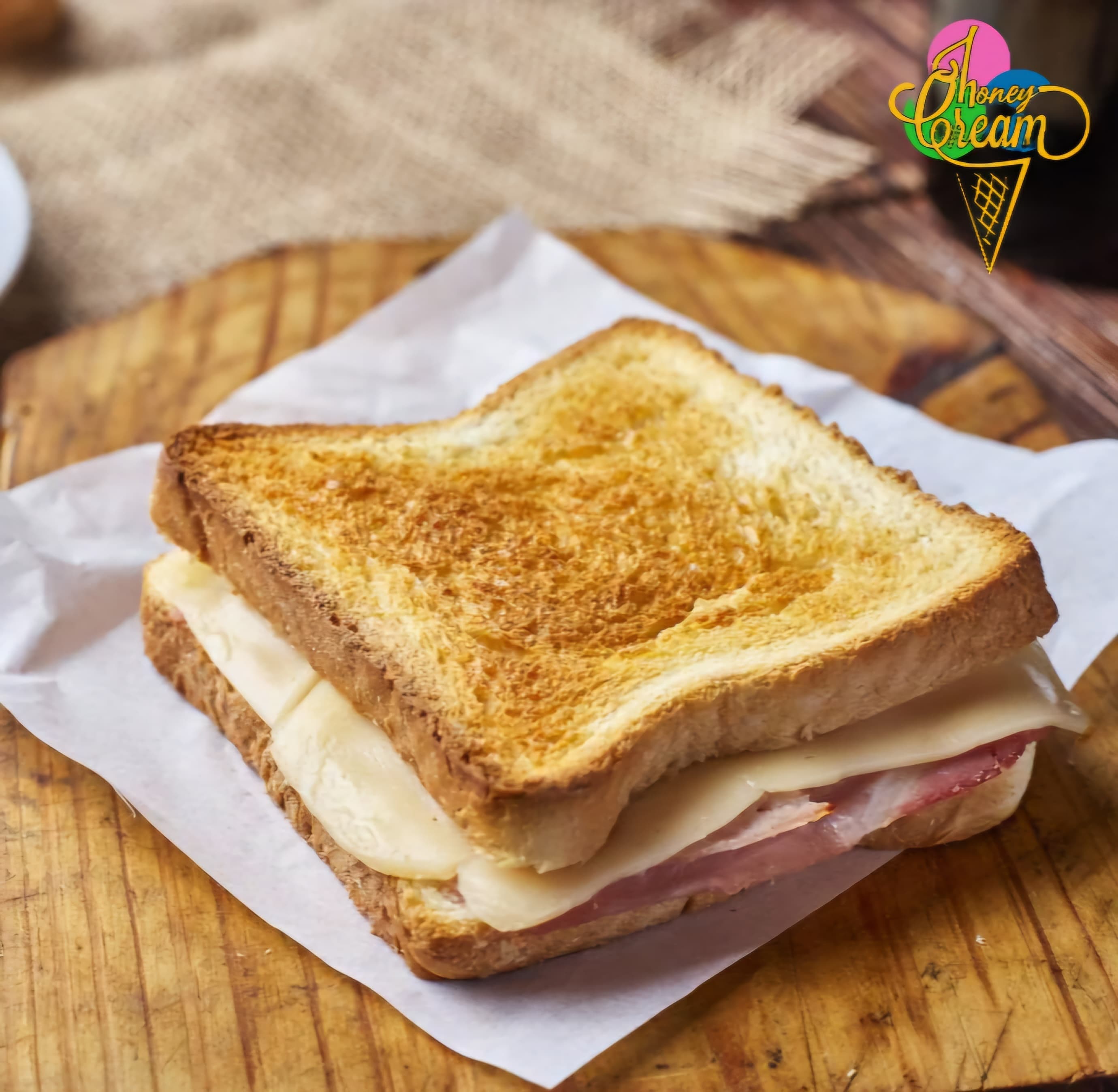 Sándwich de Jamón y Queso Típico