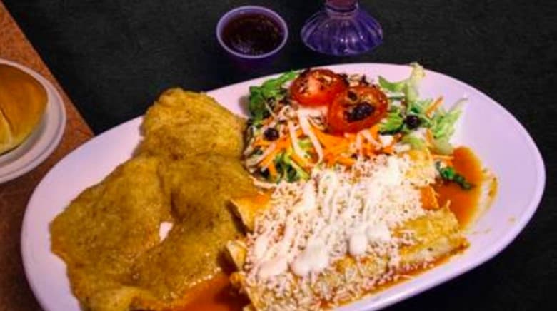 Milanesa de Pollo con Enchiladas Rojas