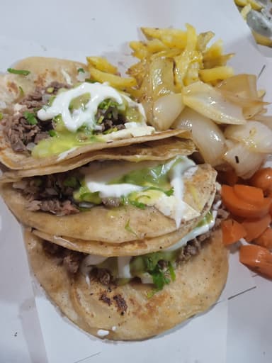 Taco de Cecina en Tortilla de Harina.